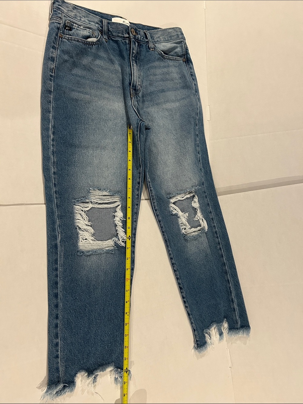 KanCan size 9/28 distressed crop/ankle jeans